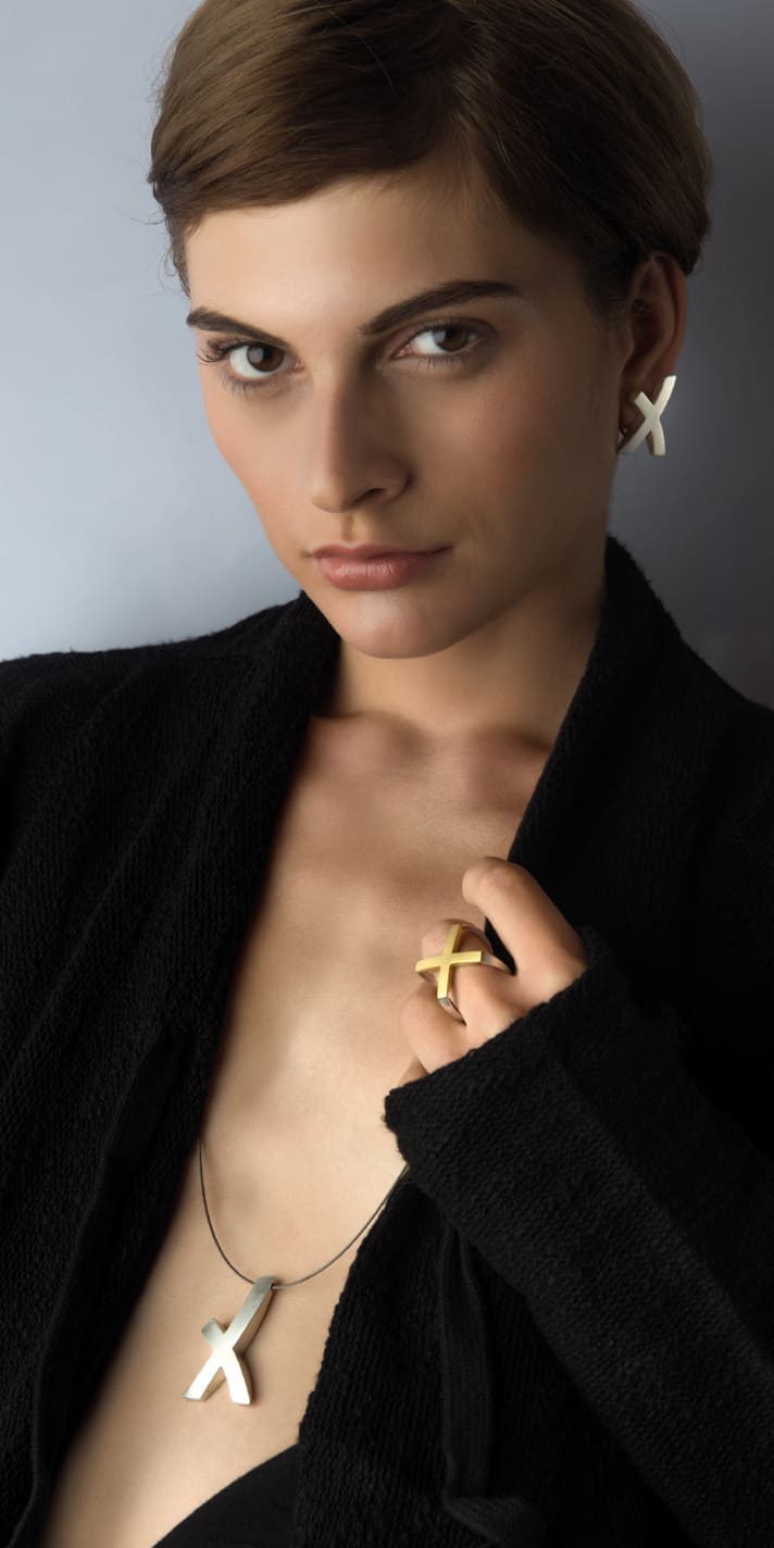 Model mit Ring und Ohrring