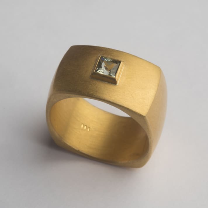 Goldring mit Saphir