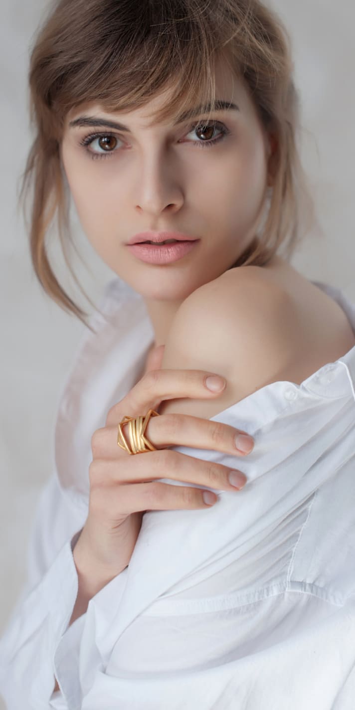 Model mit goldenem Ring
